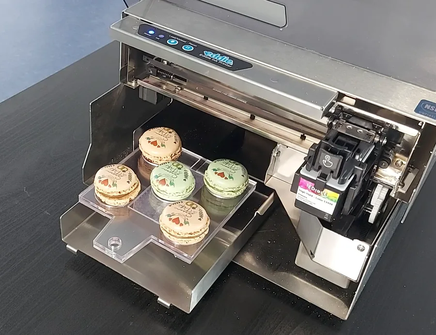Primera Eddie mit fünf bedruckten Macarons im Tray
