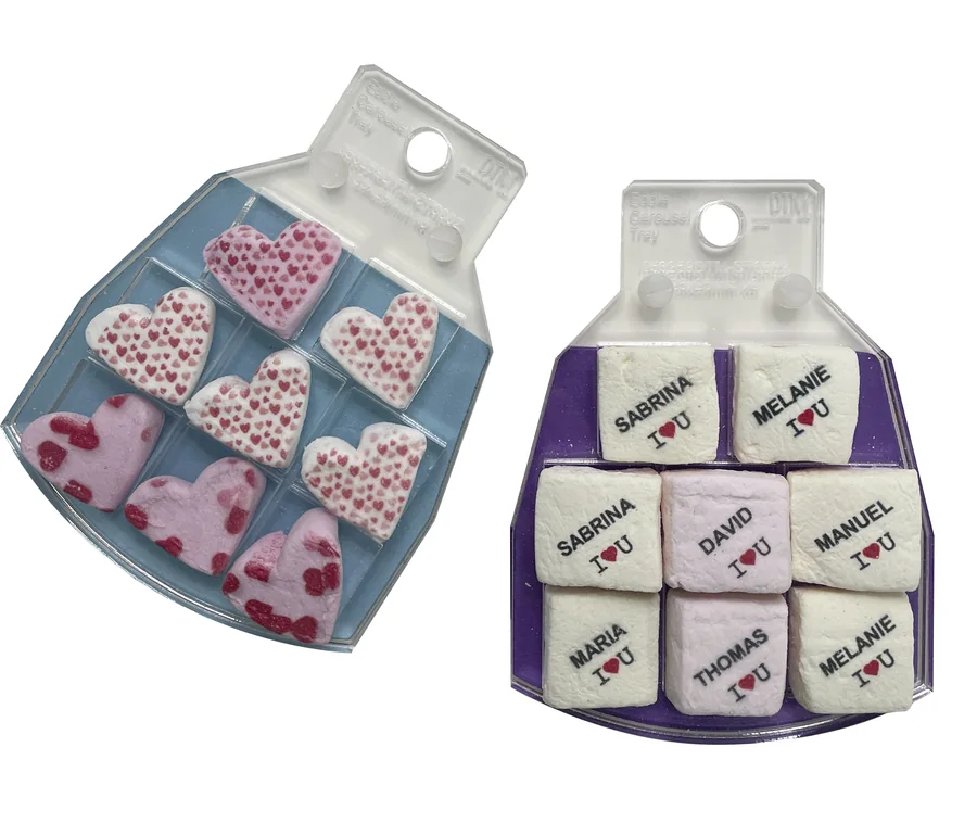 Bedruckte Marshmallows in Herzform und als Würfel mit Namen in Eddie-Karussell-Trays